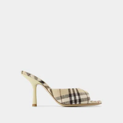 BURBERRY BURBERRY MEWS 90 CHK PUMPS