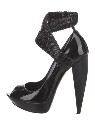 Pre-owned Burberry Patent Leather Pumps In Black