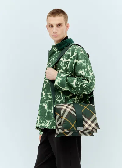 【関税込み】Burberry グリーン Pillow バッグ Green Pillow Bag by Burberry on Sale