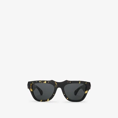 Burberry Shield Moulded Sunglasses In Black