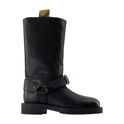 Burberry Soft Saddle Low Boots In Black