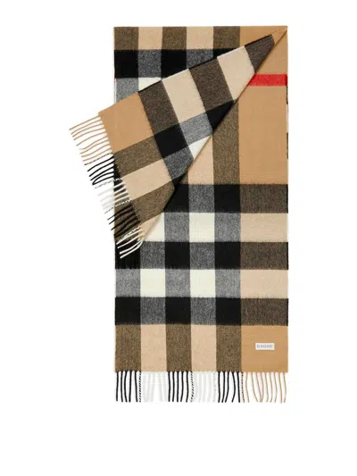 Burberry Vintage Check Scarf In Beige