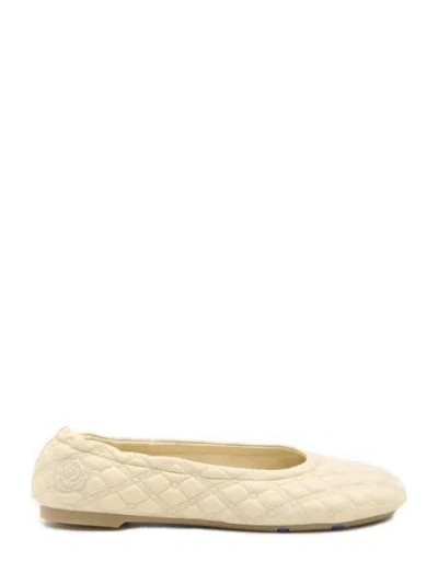 BURBERRY WOMEN'S LUXURY QUILTED BALLET FLATS IN BEIGE LEATHER WITH SIGNATURE EQUESTRIAN MOTIF