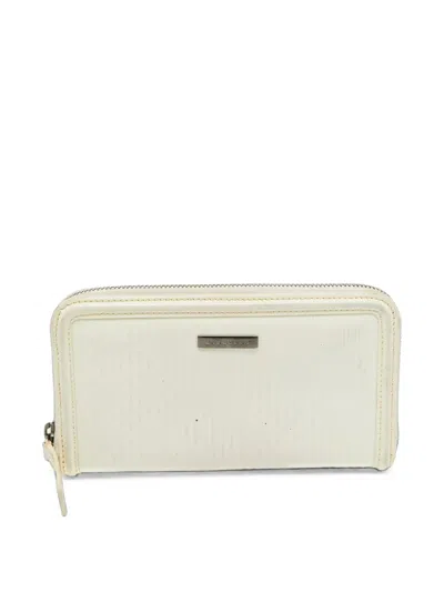 Pre-owned Burberry Zip-up Wallet In White