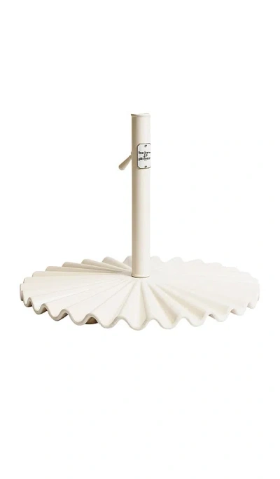 Business & Pleasure Clamshell Base In Antique White