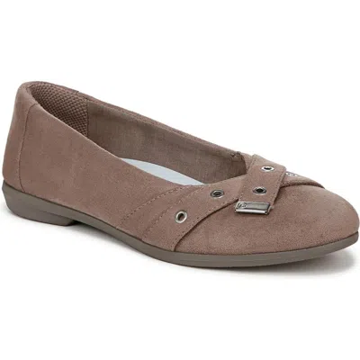 Bzees Kira Womens Solid Faux Suede Ballet Flats In Latte Microfiber