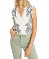 Caballero Alani Top In Protea Paisley Ivory In Gray