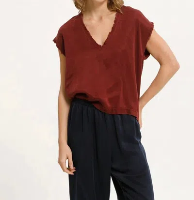 Cali Dreaming James V Neck Tee In Burgundy In White