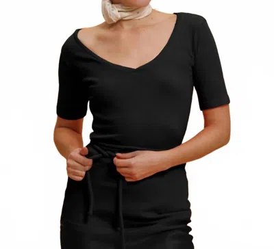 Cali Dreaming V Neck Tee In Black