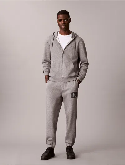 Calvin Klein Jeans Est.1978 Calvin Klein Men's Fleece Layered Monogram Graphic Sweatpants In Gray