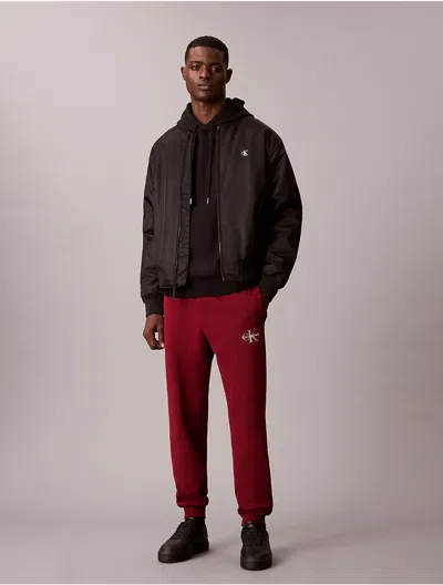 Calvin Klein Jeans Est.1978 Calvin Klein Men's Monologo Fleece Joggers In Burgundy
