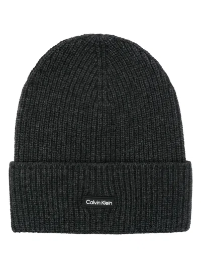 Calvin Klein Logo-patch Ribbed Beanie In Grey