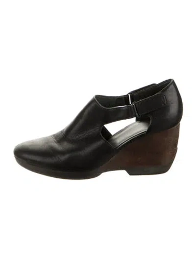 Pre-owned Camper Leather Pumps In Black