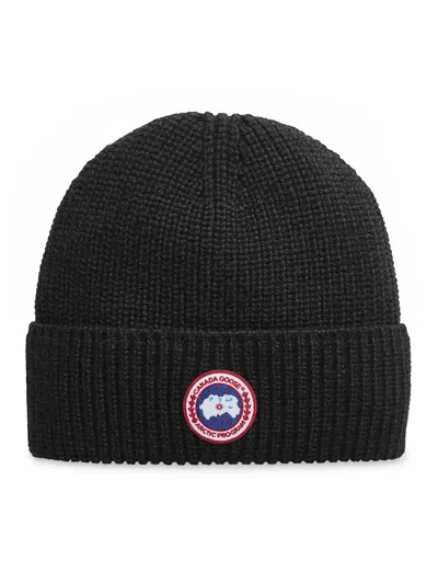 Canada Goose Toque With Ribbed And Classic Disc In Black