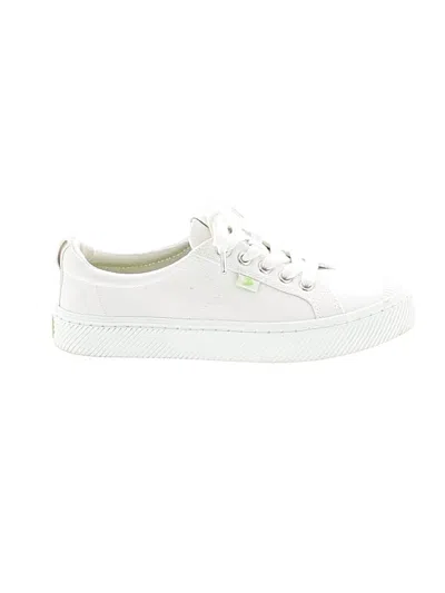 Pre-owned Cariuma Sneakers In White