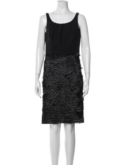 Pre-owned Carmen Marc Valvo Scoop Neck Knee-length Dress In Black