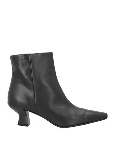 Carmens Woman Ankle Boots Black Size 6 Leather