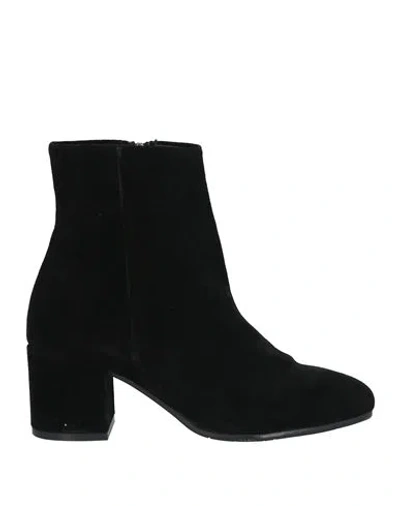 Carmens Woman Ankle Boots Black Size 6 Leather
