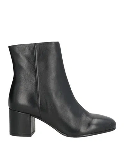 Carmens Woman Ankle Boots Black Size 8 Leather