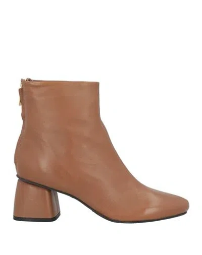 Carmens Woman Ankle Boots Camel Size 8 Leather