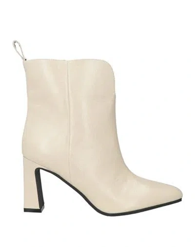 Carmens Woman Ankle Boots Ivory Size 8 Leather In White