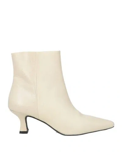 Carmens Woman Ankle Boots Ivory Size 8 Soft Leather