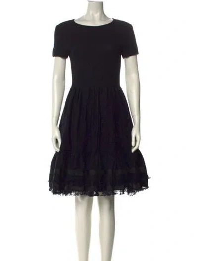 Pre-owned Carolina Herrera Scoop Neck Knee-length Dress In Black