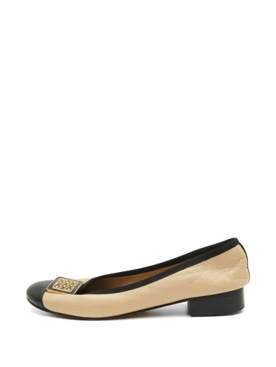 Pre-owned Carolina Herrera Vintage Logo Cap-toe Flat Pumps In Neutral