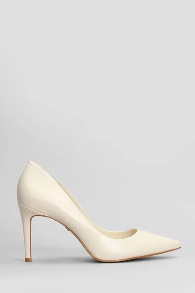 Carrano Pumps In White