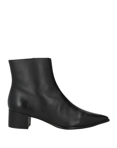 Carrano Woman Ankle Boots Black Size 5 Leather