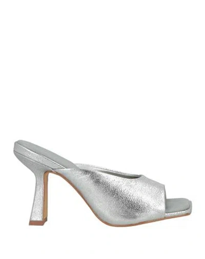 Carrano Woman Sandals Silver Size 6 Leather In Metallic