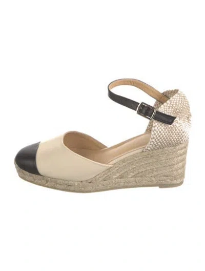 Pre-owned Castaã±er Canvas Cutout Accent Pumps In Neutral