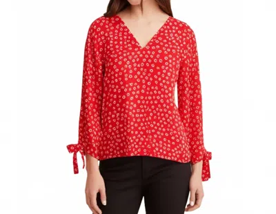 Cece Daisy Floral V Neck Top In Red