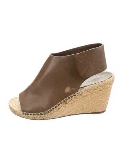 Pre-owned Celine Leather Pumps In Brown