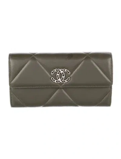 Pre-owned Chanel 19 Long Flap Interlocking Cc Logo Continental Wallet In Green