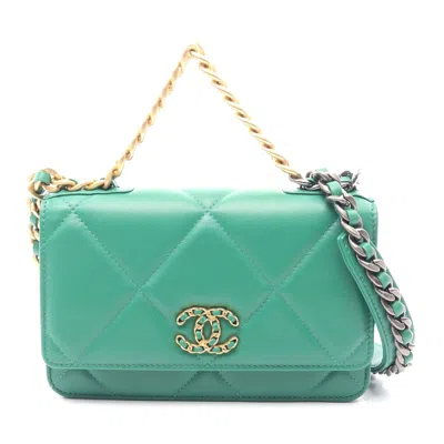 Pre-owned Chanel 19 Matelasse Lambskin Shoulder Bag Green