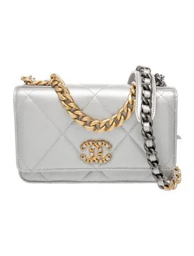 Pre-owned Chanel 19 Wallet On Chain