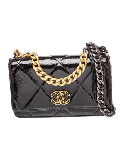 Pre-owned Chanel 19 Wallet On Chain In Black