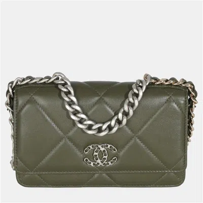 Pre-owned Chanel 19 Wallet On Chain In Green