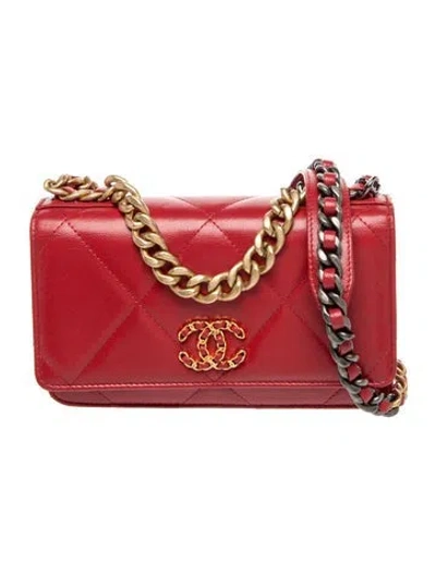 Pre-owned Chanel 19 Wallet On Chain In Red
