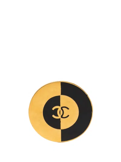 Pre-owned Chanel 1950-1970 Cc Gold Plated And Enamel Round Brooch Costume Brooch