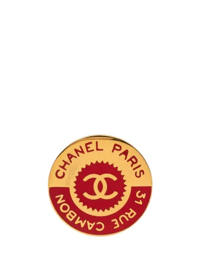Pre-owned Chanel 1950-1970 Cc Gold Plated And Enamel Round Brooch Costume Brooch