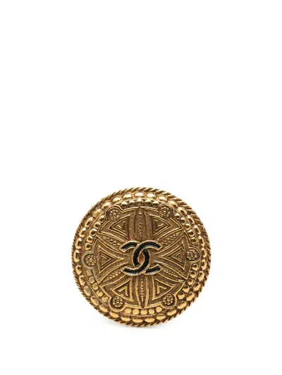 Pre-owned Chanel 1950-1970 Cc Gold Plated Round Brooch Costume Brooch