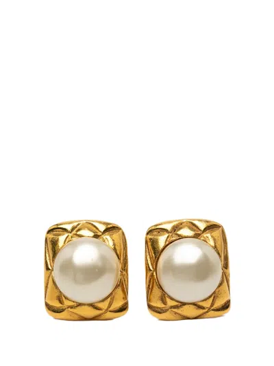 Pre-owned Chanel 1970-1980 Gold Plated Faux Pearl Clip On Earrings Costume Earrings In White