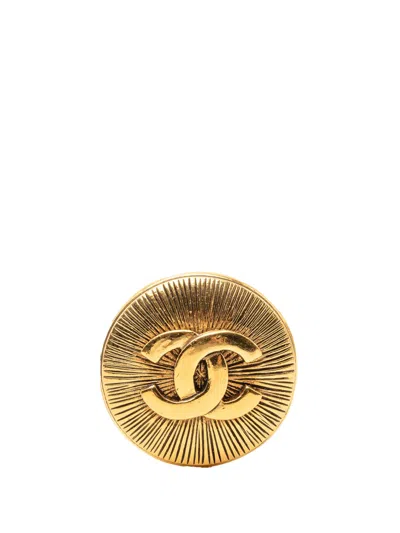 Pre-owned Chanel 1970-1980 Cc Gold Plated Round Brooch Costume Brooch