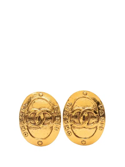 Pre-owned Chanel 1980-1990 Cc Gold Plated Logo Oval Clip On Earrings Costume Earrings