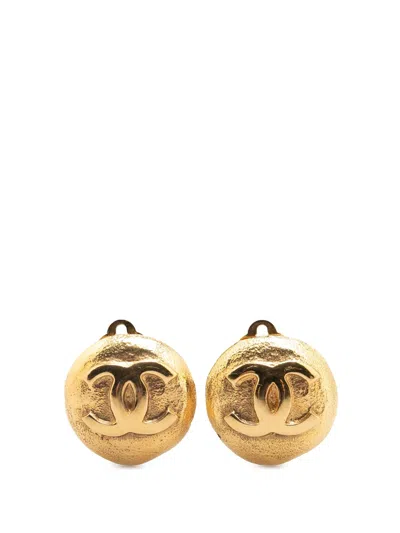 Pre-owned Chanel 1980-1990 Gold Plated Cc Round Clip On Earrings Costume Earrings