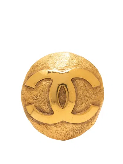 Pre-owned Chanel 1980-1990 Cc Gold Plated Round Brooch Costume Brooch