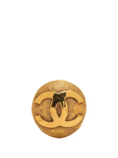 Pre-owned Chanel 1980-1990 Cc Gold Plated Round Pin Brooch Costume Brooch