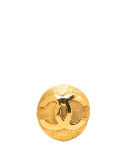 Pre-owned Chanel 1980-1990 Cc Gold Plated Round Pin Brooch Costume Brooch